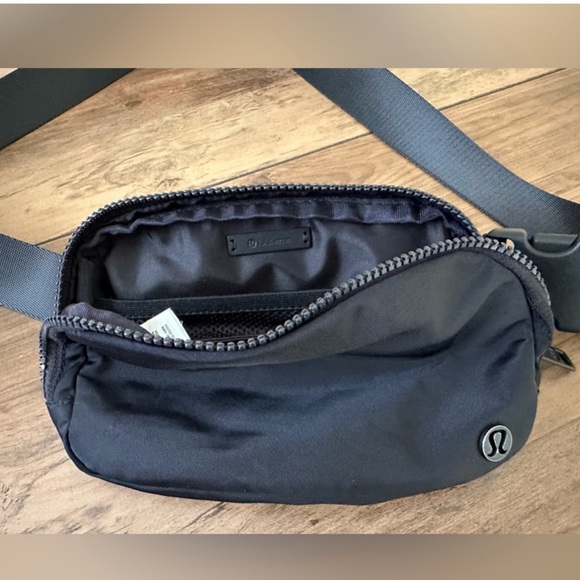 lululemon athletica Handbags - Lululemon Everywhere Belt Bag 1L